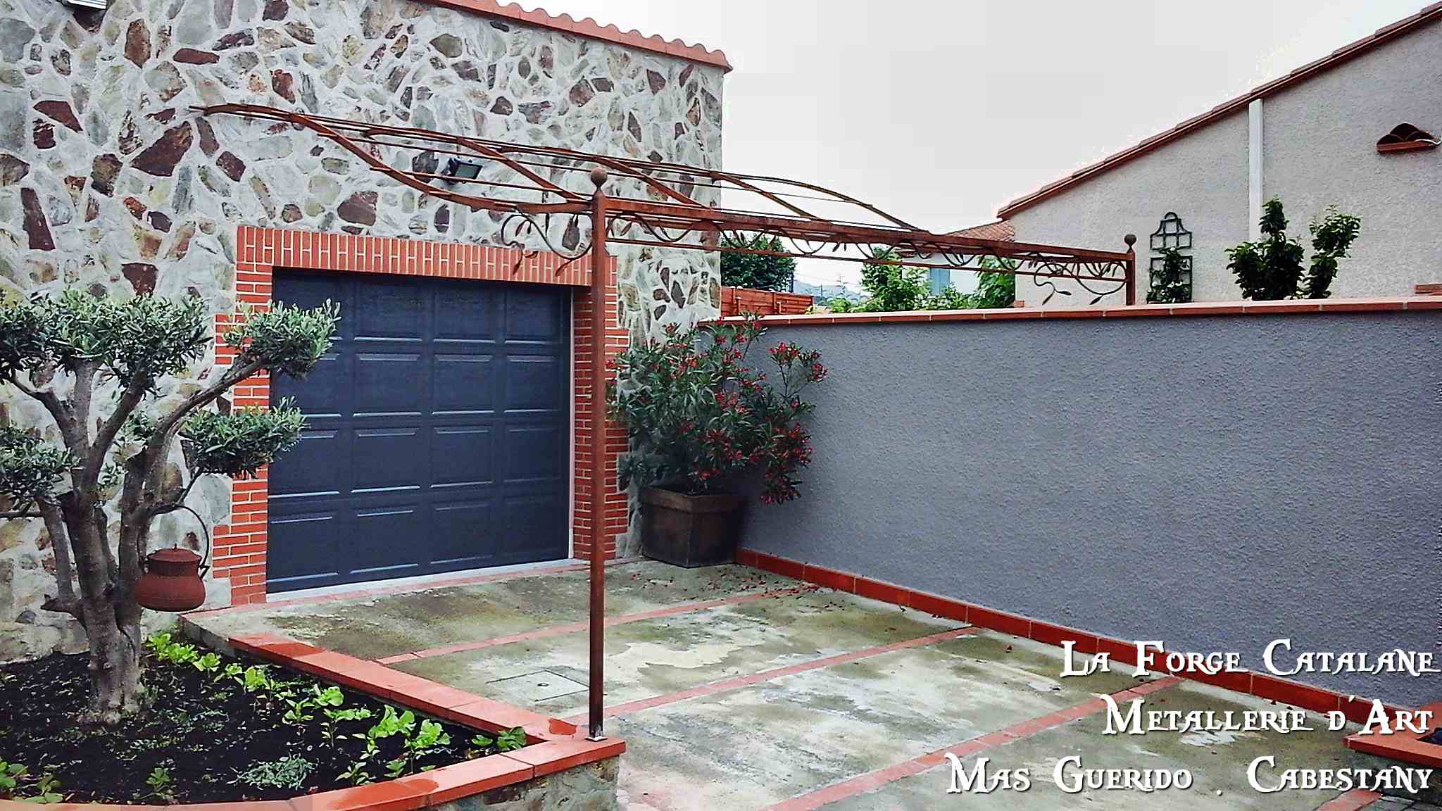 pergola frise vegetale demi chapeau gendarme filants rond abris voiture fer Forge Catalane Cabestany.jpg